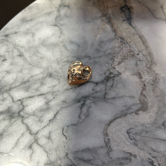GUCCI Gold Heart Charm - Picture 3 of 4